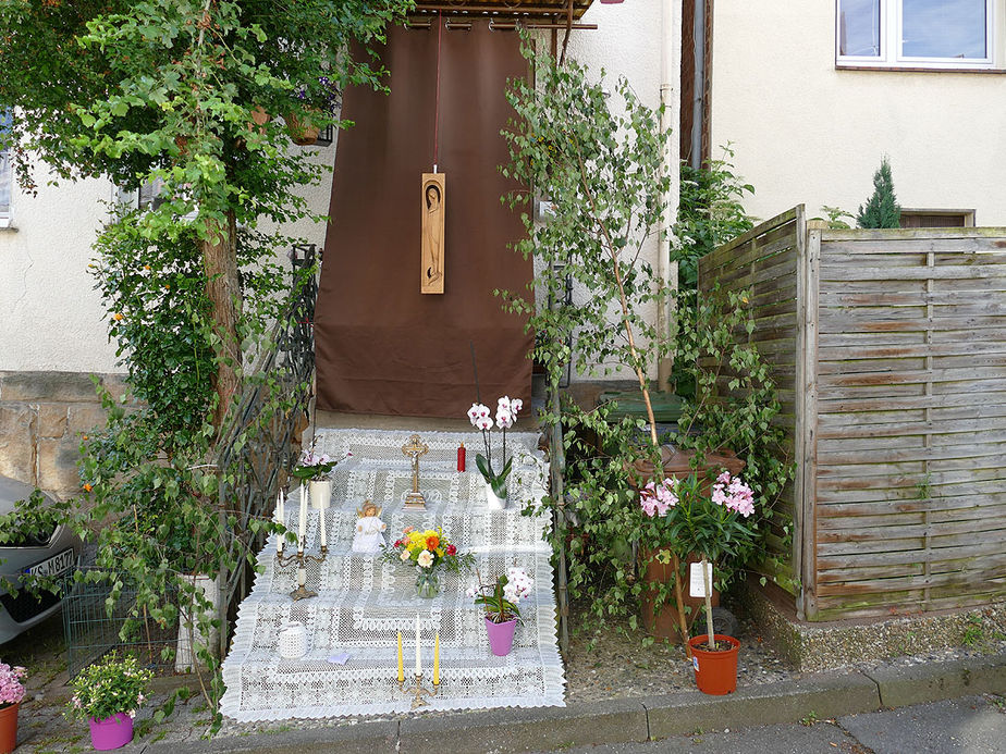 Fronleichnamsaltäre in den Naumburger Straßen (Foto: Karl-Franz Thiede)